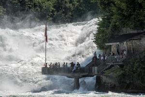 schaffhausen, Zwitserland - 16 juli 2015 - mensen observeren majesteit van Rijn watervallen foto
