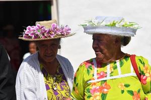 aitutaki, koken eiland - augustus, 27 2017 - lokaal mensen Bij de massa foto