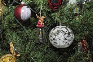 Kerstmis bal Aan Kerstmis boom foto