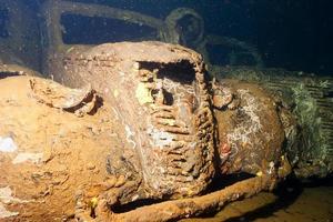 oud auto binnen ii wereld oorlog schip wrak houden foto