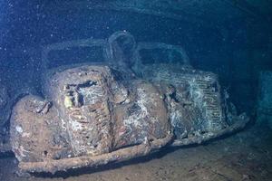 oud auto binnen ii wereld oorlog schip wrak in rood zee foto