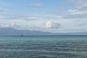 klein visvangst boot in siladen turkoois tropisch paradijs eiland in Indonesië foto