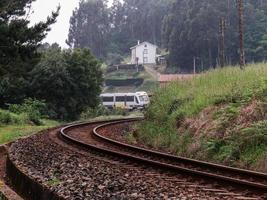 trein Aan de spoorweg. Galicië Spanje foto