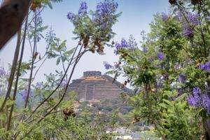 el pueblito piramide quertaro Mexico archeologisch zone mayan ruïnes spaans stad- blauw lucht toerist plaats magisch stadshistorisch punt foto