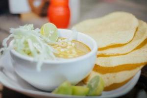 groen pozol, traditioneel Mexicaans keuken, hominy stoofpot foto