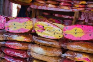 traditioneel Mexicaans roze en geel partij brood foto