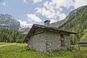 berg hut chalet in zomer foto