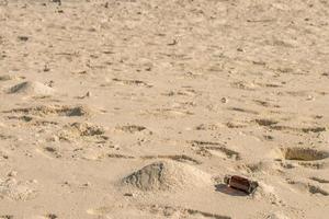 bericht in een fles verlaten Aan zanderig strand foto