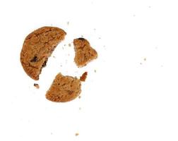 ronde chocola spaander koekje met kruimels geïsoleerd Aan wit achtergrond foto