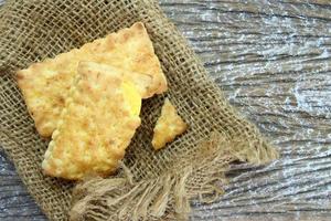 belegd broodje crackers met room bovenstaand zak zak Aan hout tafel foto