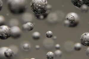 bubbels kristal ballen geschorst in lucht foto