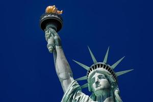standbeeld van vrijheid in nieuw york Aan blauw lucht foto
