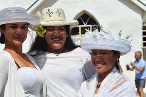 aitutaki, koken eiland - augustus, 27 2017 - lokaal mensen Bij de massa foto