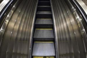 ondergronds metro metro in beweging roltrap foto