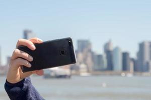 nieuw york Manhattan standbeeld van vrijheid toerist selfie met smartphone foto