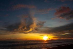 mooi strand visie Bij zonsondergang. foto