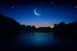 sterrenhemel lucht Aan nacht landschap Bij rivier- foto