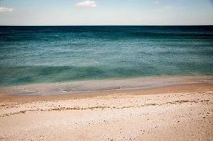 compleet strand visie van de kust foto