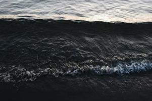 een zwart en wit foto van de oceaan golven