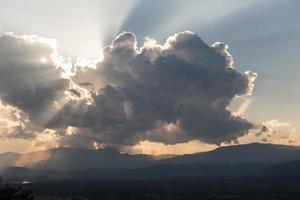 zonsopkomst met wolken, licht en stralen foto