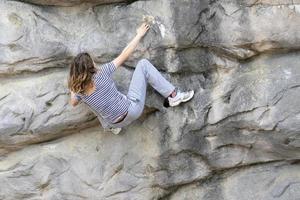 vrouw berg klimmen foto