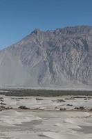 uitzicht op de bergen en de kleine woestijn in leh, india foto