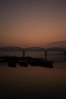 zonsopgang op de ganga-rivier, varanasi, india foto