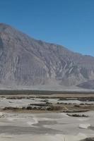 uitzicht op de bergen en de kleine woestijn in leh, india foto