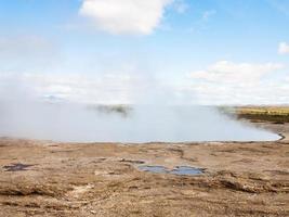 krater van de geisyr in haukadalur Oppervlakte in herfst foto