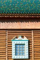 versierd venster van oud Russisch log huis foto