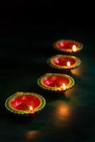 gelukkige diwali - diya-lampen verlicht tijdens diwali-viering. foto