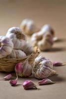 teentjes knoflook en bollen in de mand foto