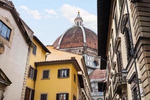 koepel van kathedraal over- huizen in Florence foto