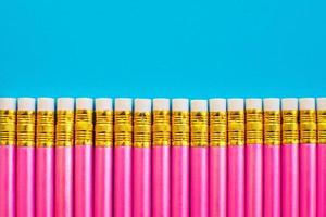 plat leggen van roze potloden foto