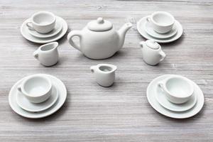 cups met schoteltjes en thee reeks Aan grijs bruin bord foto