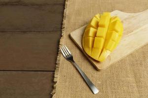 mango fruit blokjes op houten tafel foto