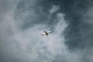 vliegtuig met blauwe bewolkte hemel foto
