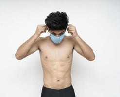 jongen die op blauw masker probeert foto