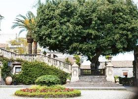 stappen en tuin in villa keramiek in catania stad foto