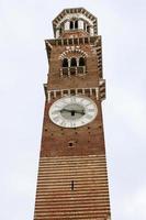 torre dei lamberti , hoog toren in verona foto