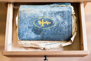oud ritueel boek in Open lade foto