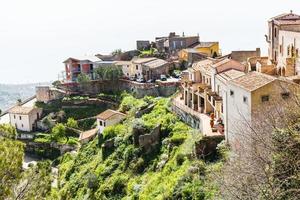 huizen in berg dorp savoca in Sicilië foto