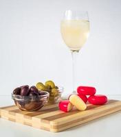 witte wijn met vleeswaren bord foto