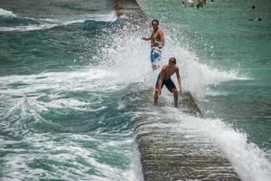 Honolulu, Verenigde Staten van Amerika - mensen hebben pret Bij waikiki strand foto