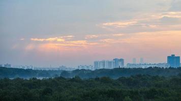 roze zonnestralen in zonsopkomst lucht over- Moskou stad foto