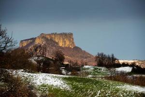 de vlak steen berg in Italië Bij zonsondergang in winter tijd foto