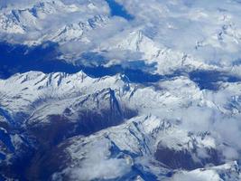 luchtfoto van besneeuwde bergen