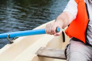 peddelaar met roeispaan Aan boot gedurende water wandelen foto