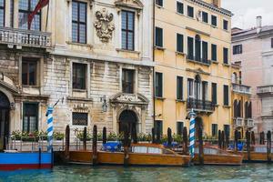 afmeren water taxi in de buurt huizen in Venetië in regen foto