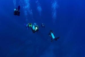 scuba duiker onderwater- in de diep Blye oceaan afgrond foto